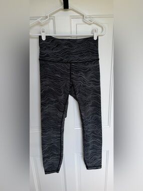 Lululemon Wunder Under Crop Leggings Size 4 Black White Wave Print